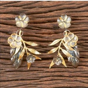 Classic Earrings gold and black color